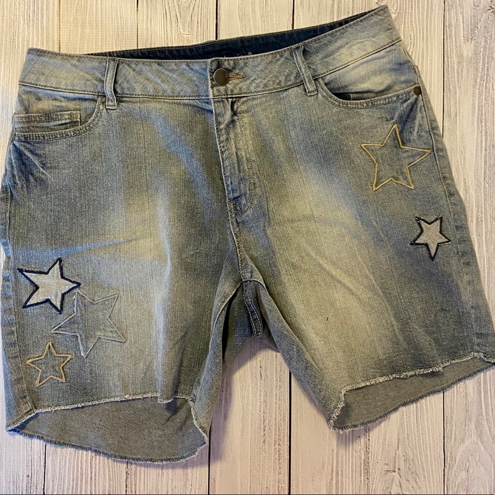 New Avenue denim shorts with Star appliqué size 16